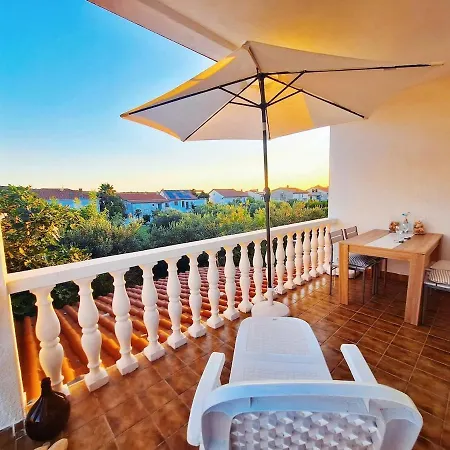 Apartmán Cozy 1 Min To The Sea - Private Terrace - Free Parking